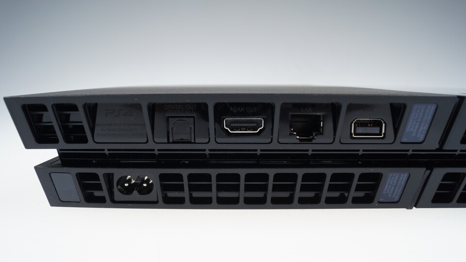 Bis auf die beiden Front-USB-3.0-Ports befinden sich alle Anschlüsse der PlayStation 4 auf der Rückseite. Von links nach rechts sind das der Stromanschluss, ein Toslink-Port, der HDMI-Ausgang, die LAN-Buchse und der AUX-Anschluss für die optionale »Eye«-Kamera.