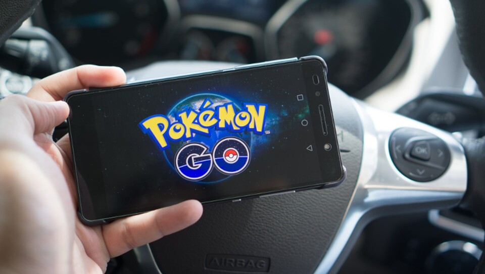 Eine Studie kommt zu dem Ergebnis, dass sich viele Autofahrer von Pokémon Go ablenken lassen.