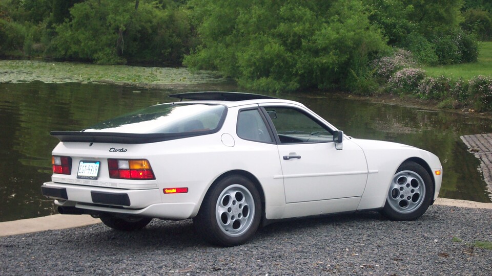 Um so einen Porsche 944 Turbo im angesagten Tennissocken-Weiß wettet Chris Roberts 1990 mit Marketingchef Marten Davies. (Foto: Nicholas Hance, www.reenhanced.com)