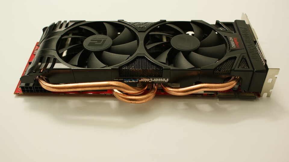Die drei enormen Heatpipes der PCS++ Radeon HD 6950 verteilen entstehende Hitze gleichmäßig an das Kühlaggregat.