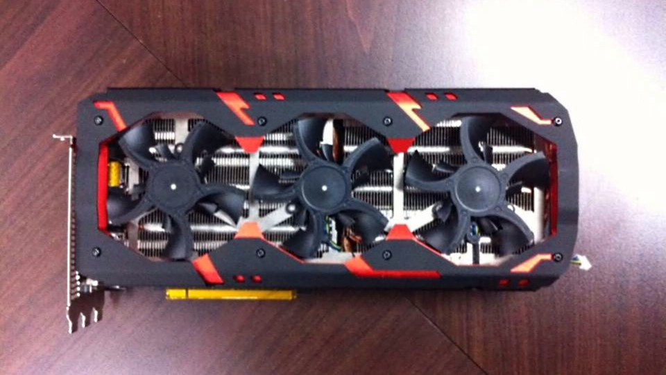Die Powercolor Radeon R9 295 X2 Devil 13 besitzt vier 8-Pin-Stromanschlüsse und einen großen Luftkühler (Bildquelle: v2gg)