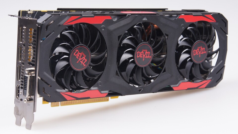 Um die übertaktete Polaris-10-GPU auch unter Last effektiv zu kühlen, setzt PowerColor für die Radeon RX 480 Red Devil im Test auf ein großes Kühlsystem mit drei Lüftern. 