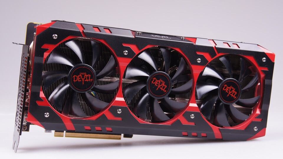 Powercolor fährt mit der RX Vega 56 Red Devil schwere Geschütze auf: Der Kühler erstreckt sich auf fast 30 Zentimeter und soll mithilfe von drei Axial-Lüftern den Vega-Chip leise und kühl halten.