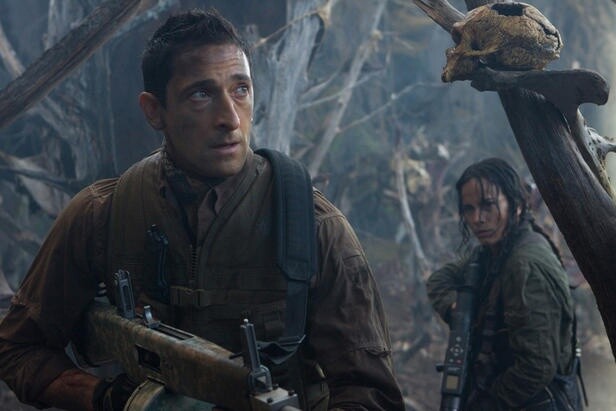 Die Hauptfiguren Royce (Adrien Brody) und Isabelle (Alice Braga), beides kampferprobte Soldaten.