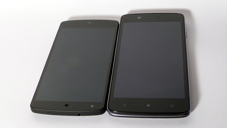 Prestigio Multiphone 8500 DUO im Direktvergleich mit dem Google Nexus 5 - die Sensortasten ziehen das Multiphone in die Länge