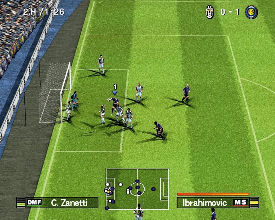 Timing ist alles: Zlatan Ibrahimovic (Inter Mailand) steigt im Strafraum zum Kopfball hoch.
