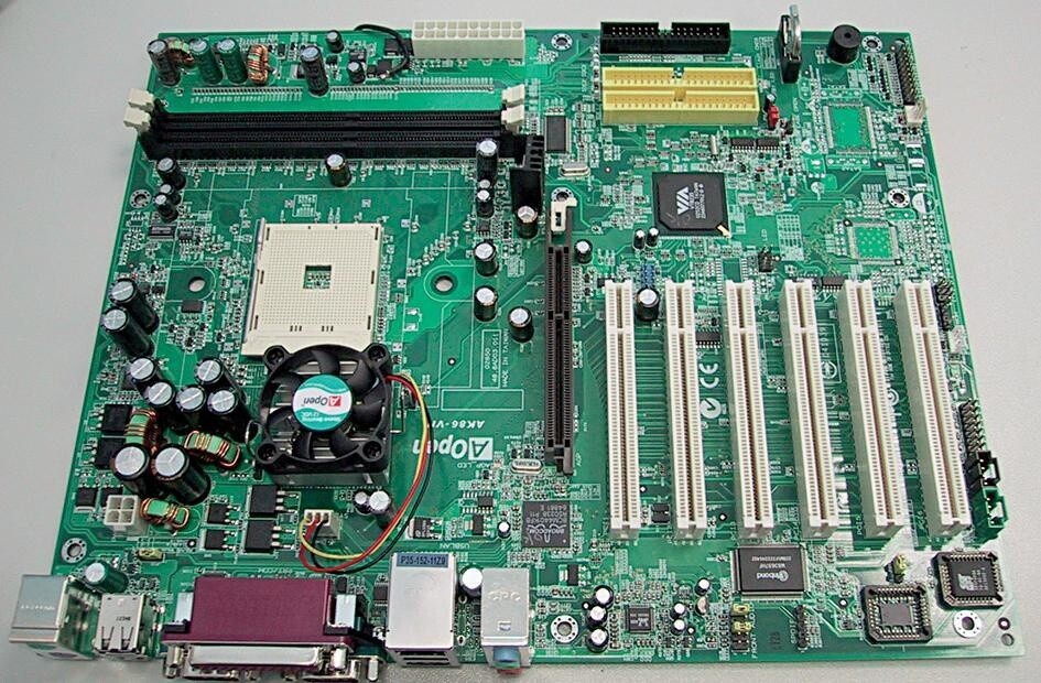 Das Athlon-64-Board AK86-VN- Board von Aopen mit dem neuen Sockel 754 und zwei Bohrlöchern zur Kühlerbefestigung.