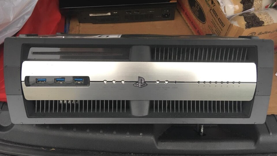 Ein Devkit der PS4 Pro. Dass sich ein fortgeschrittenes Pendant der PS5 im Umlauf befindet, ist unwahrscheinlich.