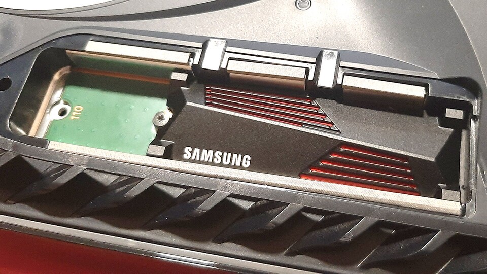 Deckel ab, SSD rein, fertig! Den Speicher der PS5 mit der Samsung 990 Pro zu erweitern, ist denkbar einfach.