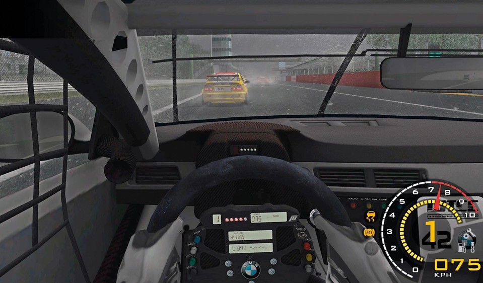 Aus der Cockpitperspektive erleben wir ein Regenrennen in Monza. Anders als in GTR 2 funktionieren in Race die Scheibenwischer.