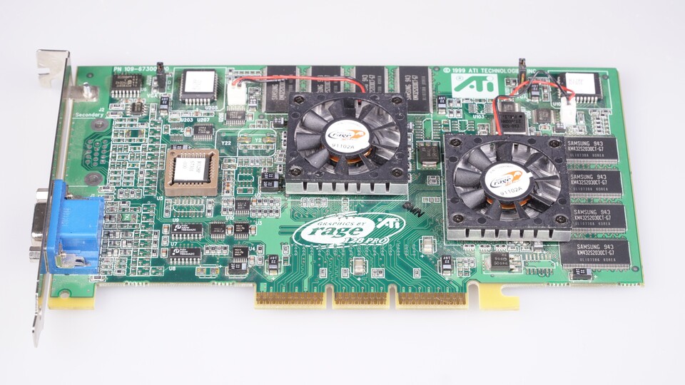 Die ATI Rage 128 Pro besitzt einen Chiptakt von 125 MHz und steht im Jahr 1999 in Konkurrenz zur Voodoo 3 2000, Riva TNT2 und Matrox G400.