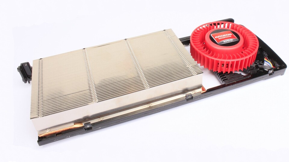 Der Lüfter der Radoen HD 7970 arbeitet unter Last viel zu laut – trotz der von AMD vorgenommenen Verbesserungen bei der Luftzufuhr und der Kühlkammer zwischen Chip und Lüfter.