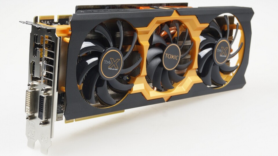 Sapphire setzt auch bei der Radeon R9 280X Toxic auf den Tri-X-Kühler mit drei Axiallüftern. In der Länge misst das Kühlsystem stolze 31 cm, leistet sich im Praxistest jedoch einige Patzer.