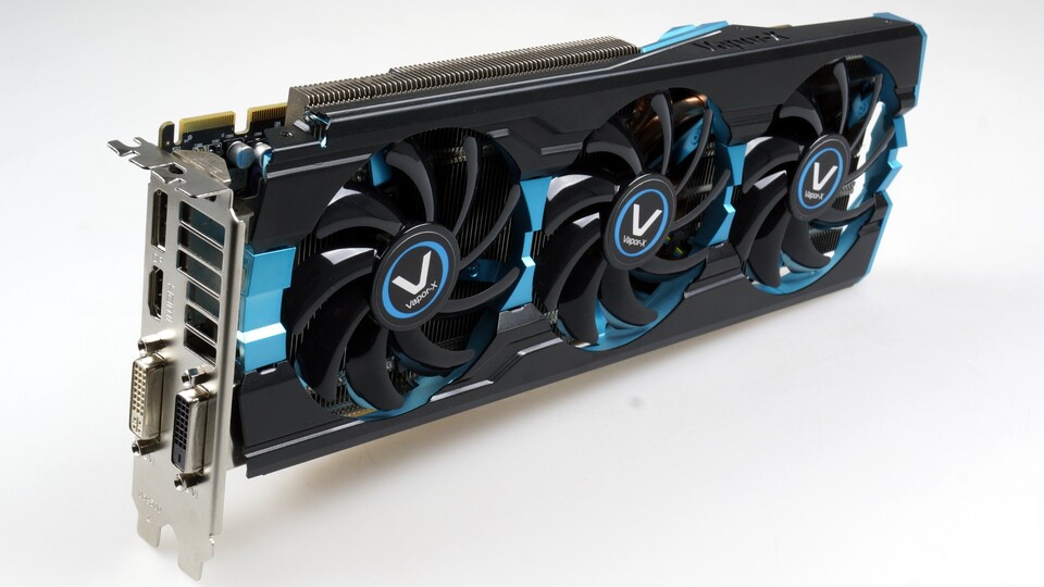 Sapphire setzt bei der Radeon R9 280X Vapor-X Tri-X OC erneut auf drei Lüfter. Dadurch hat die Karte Überlänge (32 cm), soll aber auch unter Last besonders kühl bleiben.