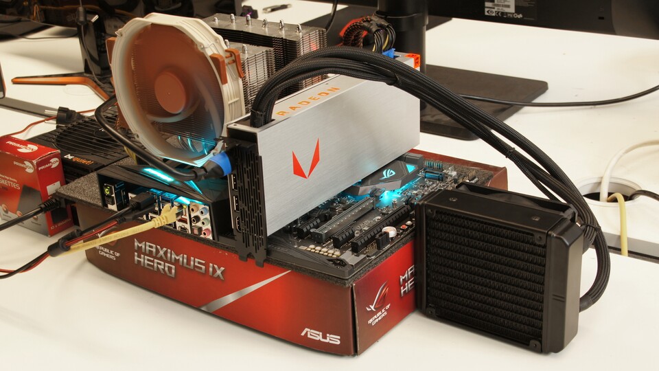 Für den Test der Radeon RX Vega 64 hat AMD uns die Liquid-Cooled-Variante zu geschickt. Die Benchmarks führen wir mit unserem üblichen Testsystem mit Intel Core i7 7700K und 16,0 GByte RAM durch.