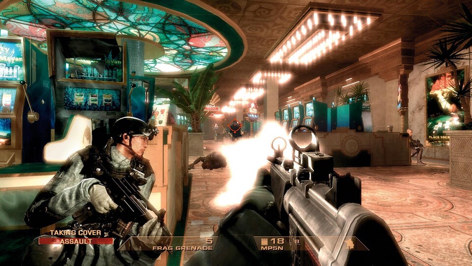 Inmitten scheppernder Slot-Machines schießen wir auf Terroristen. Kollege Jung wird gleich aus der Deckung links stürmen (alle Bilder: Xbox 360).