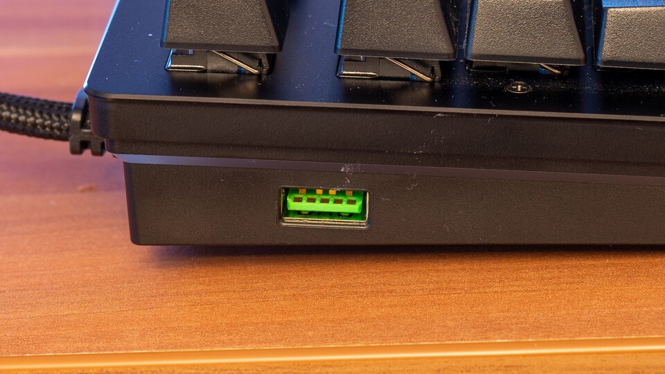 Der USB-3.0-Port im typischen Razer-Grün.