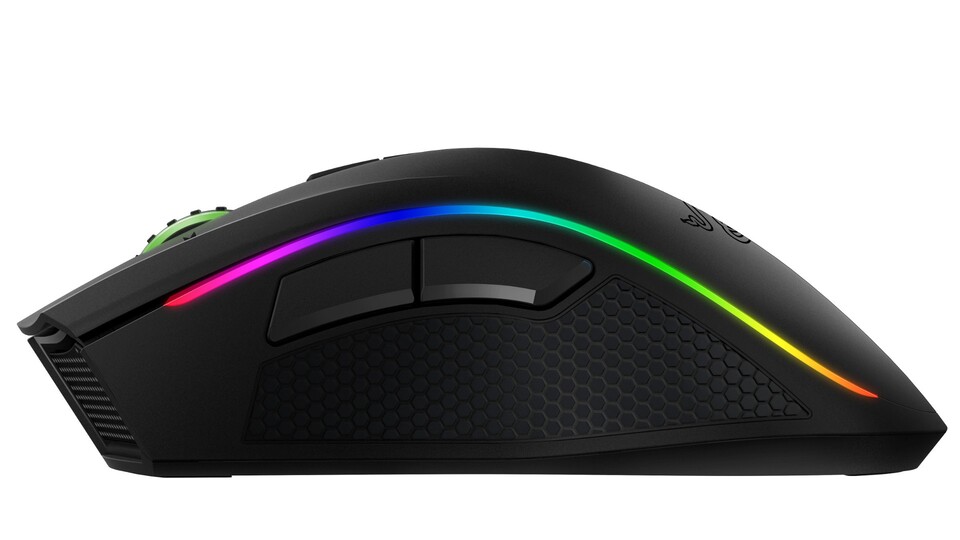 Sieben RGB-LEDs in den seitliche Streifen der Mamba bringen die Maus zum Leuchten. Durch die geschwungene Form passt sich die Maus gut an die Hand an und die Daumentasten sind leicht erreichbar.