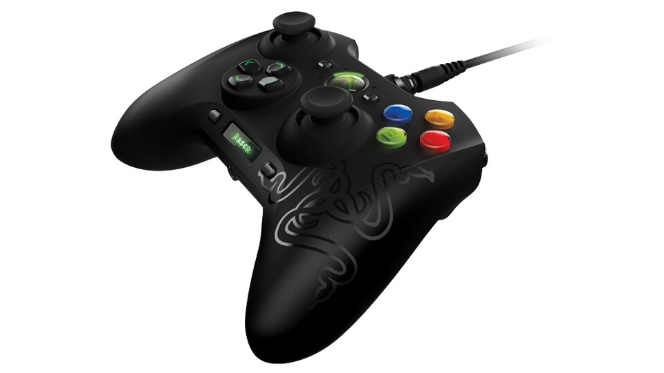 Das Razer Sabertooth orientiert sich an Microsoft Xbox 360 Controller, bietet aber deutlich mehr Ausstattung, zusätzliche Tasten sowie einstellbare Analog-Sticks mit abnehmbaren Gummiüberzügen.