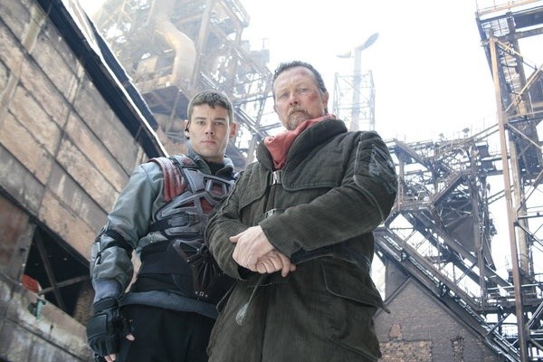Brian J. Smith und Robert Patrick spielen Jake und Alec Mason im TV-Film Red Faction: Origins.