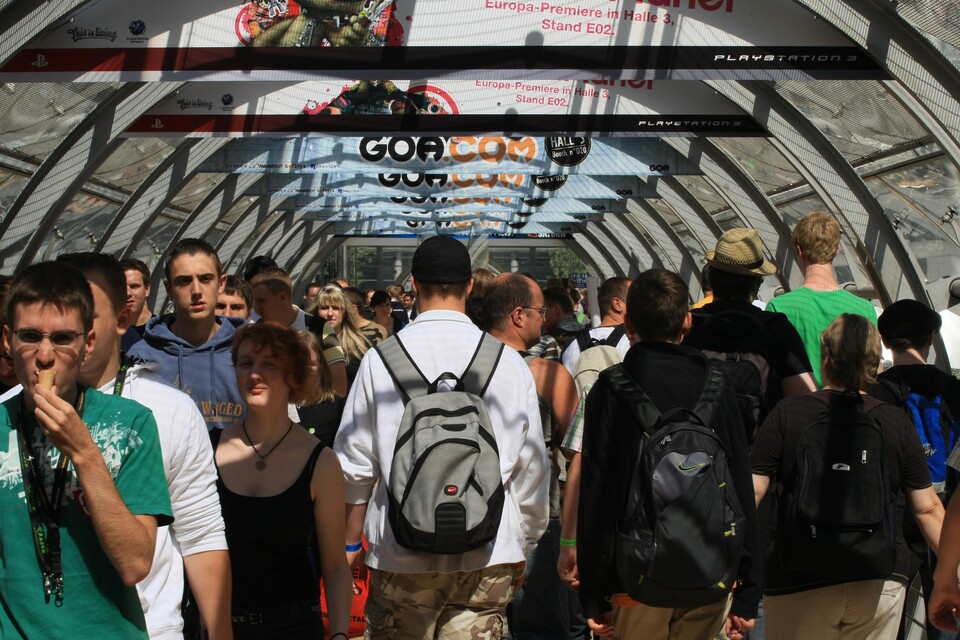 Vollgestopft: Vor allem am Wochenende quetschen sich Besuchermassen durch die engen Verbindungsröhren der Leipziger Messe.
