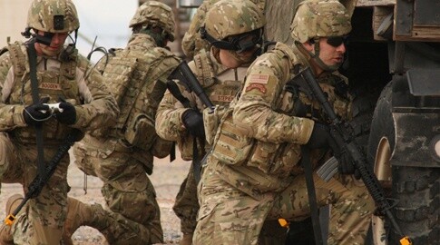 US-Soldaten steuern eine Drohne und sehen Live-Bilder.