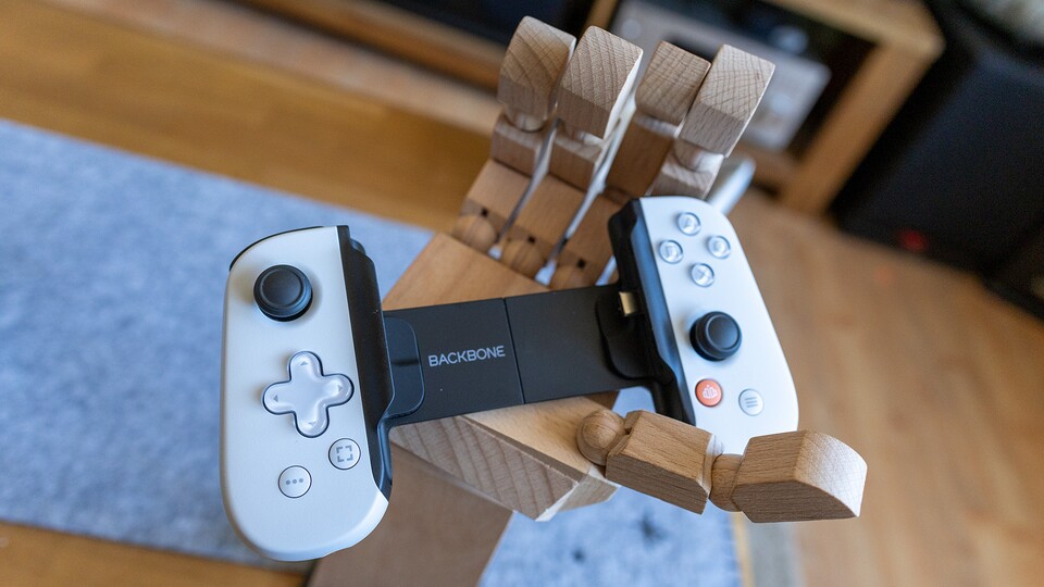 Der Backbone-Controller kostet rund 120 Euro und ist sowohl als PlayStation als auch Xbox Edition erhältlich.