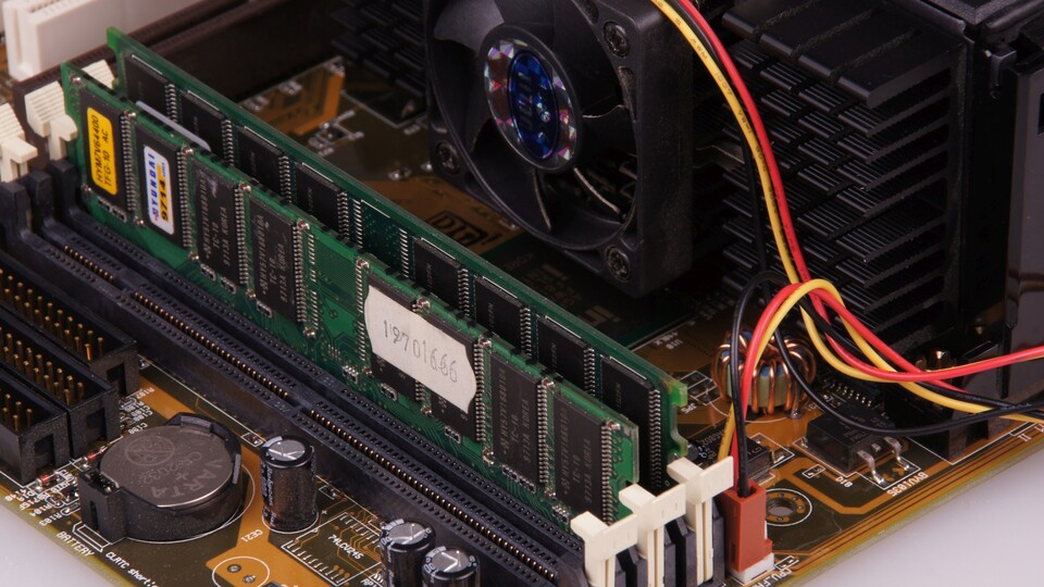 Der 64,0 MByte große SDRAM Arbeitsspeicher taktet mit 66 MHz und besitzt eine Zugriffszeit von 10 ns.