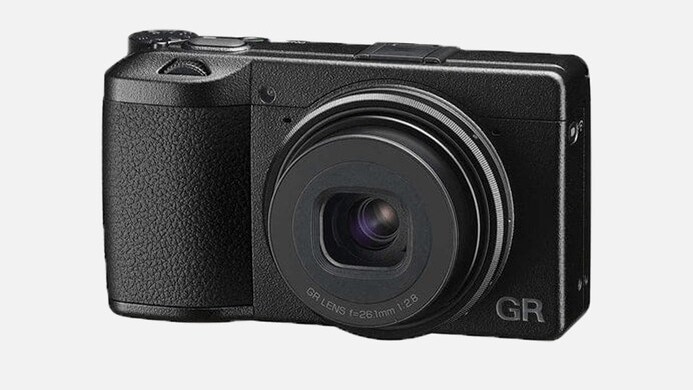 Die Ricoh GR III ist eine Kompaktkamera mit einem sehr großen APS-C-Sensor. Solche werden auch in Spiegelreflexkameras und Systemkameras verbaut. Um das Objektiv kleiner zu machen, ist es auch ausfahrbar. (Bild: Ricoh)