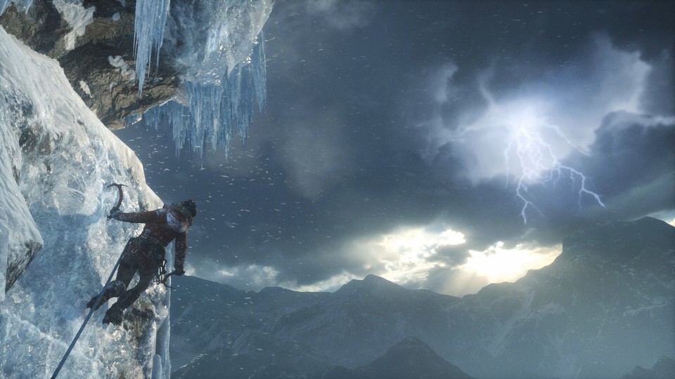 Tomb-Raider-Gesetz: Natürlich braut sich während Laras Klettertour ein verheerender Sturm zusammen.