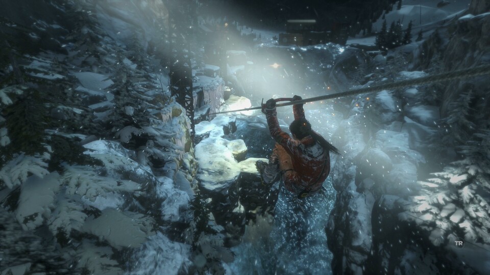 Schöne Details am Rande: Während Lara die Leitung runterrutscht, weht ihr Zopf im Wind, außerdem bleibt Schnee auf ihrer Jacke liegen.