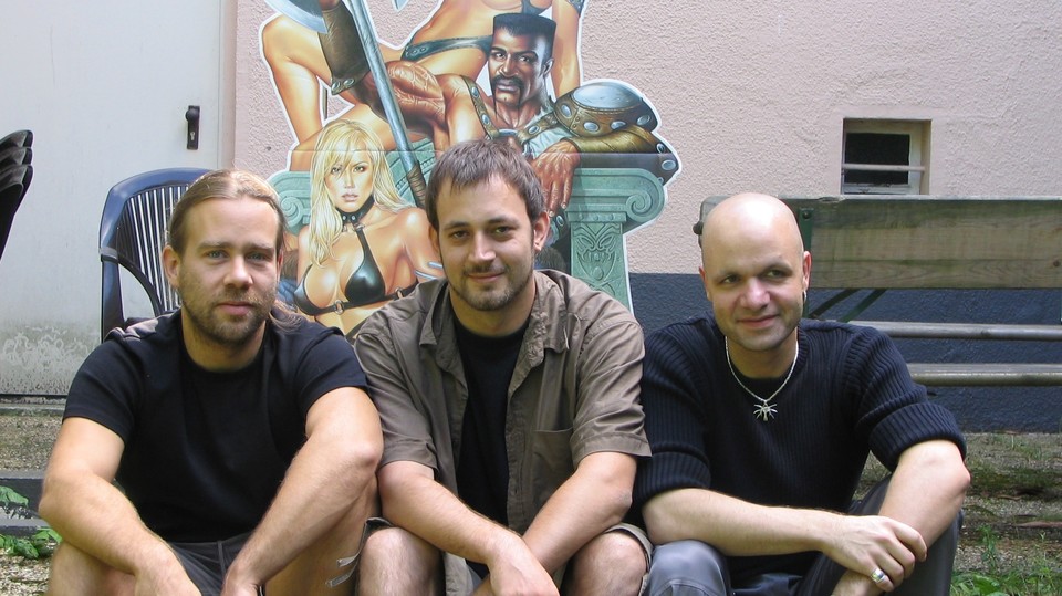 Mike Hoge, Horst Dvorczak und Björn Pankratz (von links) vor einem Gothic-Pappaufsteller.