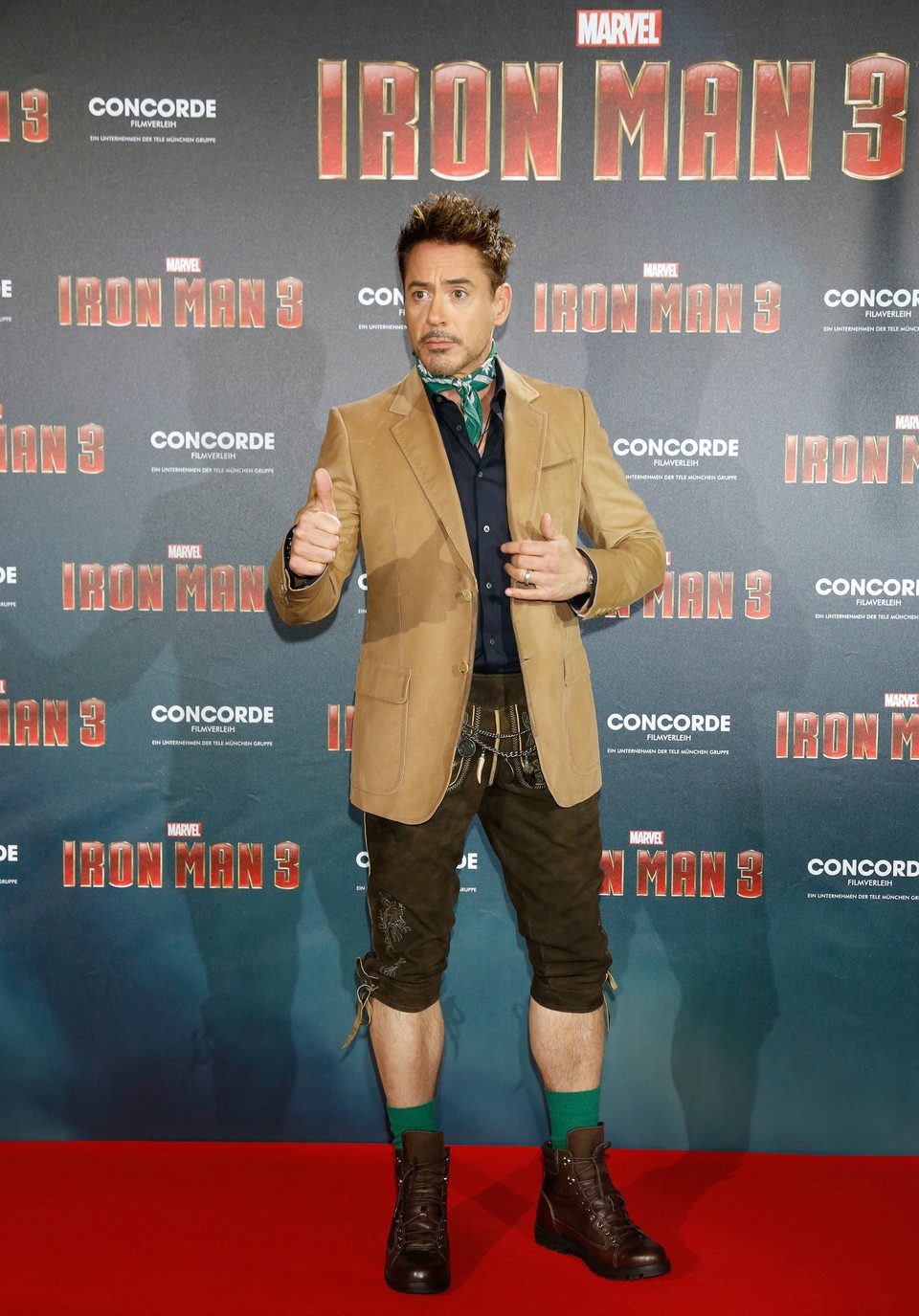 Robert Downey Jr. trägt beim Pressetermin in München eine Lederhose.