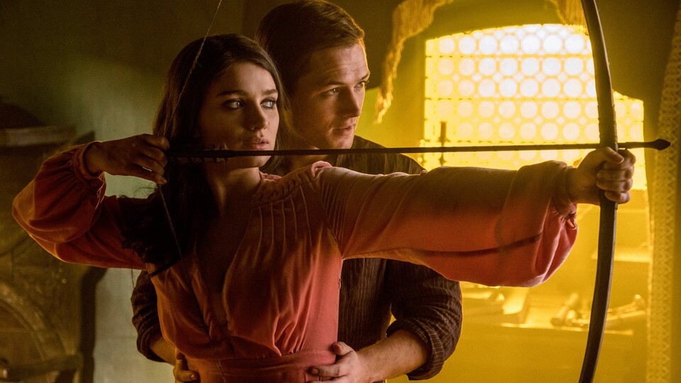 Robin Hood (Taron Egerton) mit seiner schönen Maid Marion (Eve Hewson).