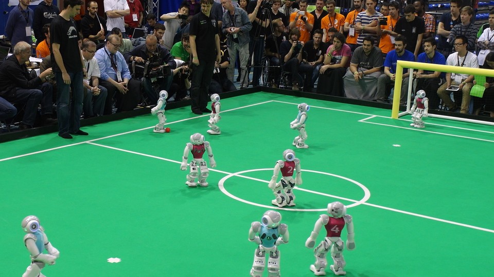 Bei Veranstaltungen wie dem RoboCup spielen kleine Maschinen gegeneinander Fußball. Das größte Problem für die CPU-Kicker ist die Koordination der komplexen Bewegungen. 