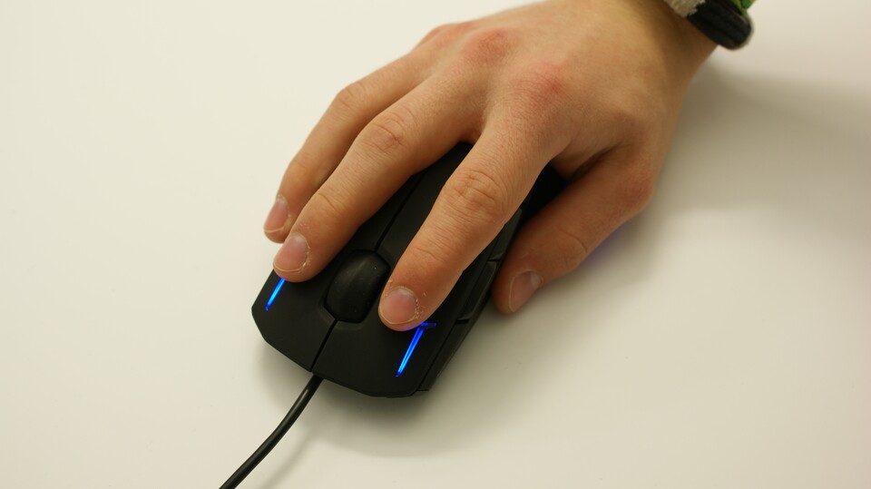 Trotz der kantigen Form der Kova [+] liegt die Maus stets angenehm in der Hand.