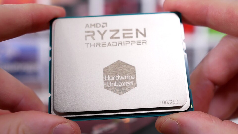 AMD hat umfangreiche Review-Kits für die neuen Threadripper-CPUs verschickt, die unter anderem individuell gravierte Dummy-Modelle enthalten. Quelle: Youtube-Kanal Hardware Unboxed