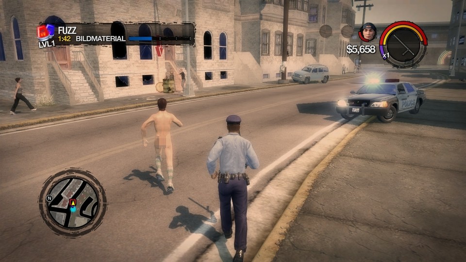 Urkomisches Minispiel: Als Polizist verfolgen wir einen Flitzer.