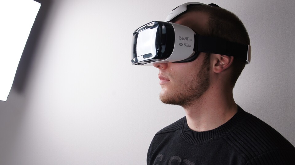Anders als das Development Kit 2 der Oculus Rift kommt Samsungs Gear VR ohne PC und Kabel aus. Dafür lässt sich die VR-Brille (zumindest derzeit) nur mit dem Galaxy Note 4 nutzen. 