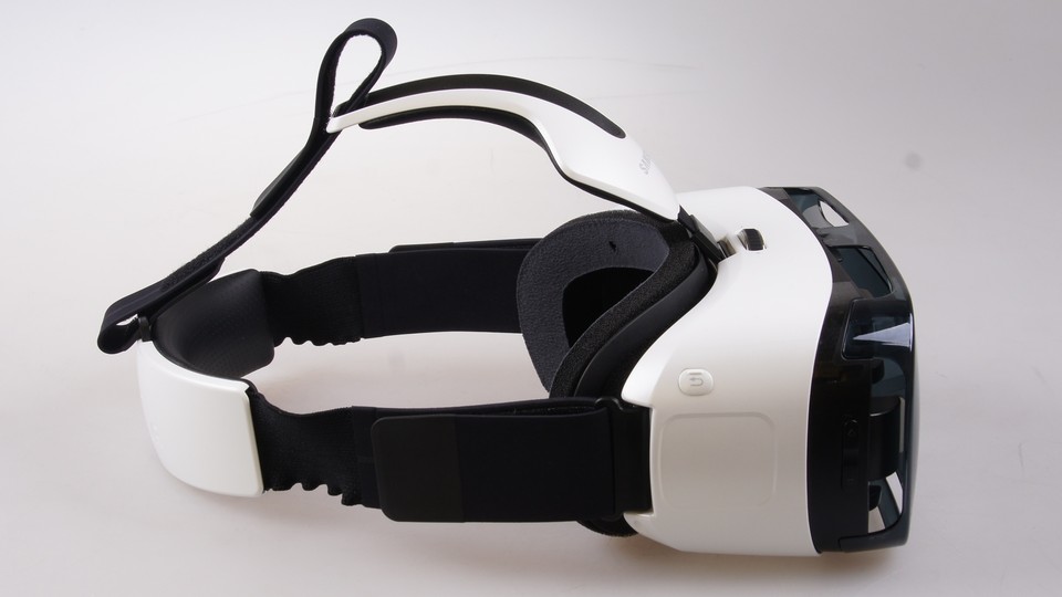 Die gepolsterten Bänder der Samsung Gear VR sorgen für einen guten Halt und lassen sich durch Klettverschlüsse leicht anpassen.