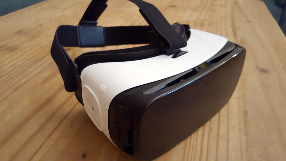 Besitzer eines Luxus-Smartphones von Samsung tauchen mit Gear VR noch etwas tiefer ab als mit Cardboard VR.