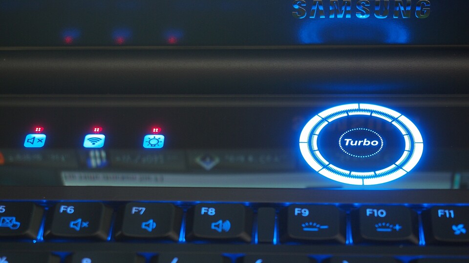 Zwischen Tastatur und Display hat Samsung einen Drehregler untergebracht, über den wir die verschiedenen Verbrauchsprofile direkt ansteuern können.