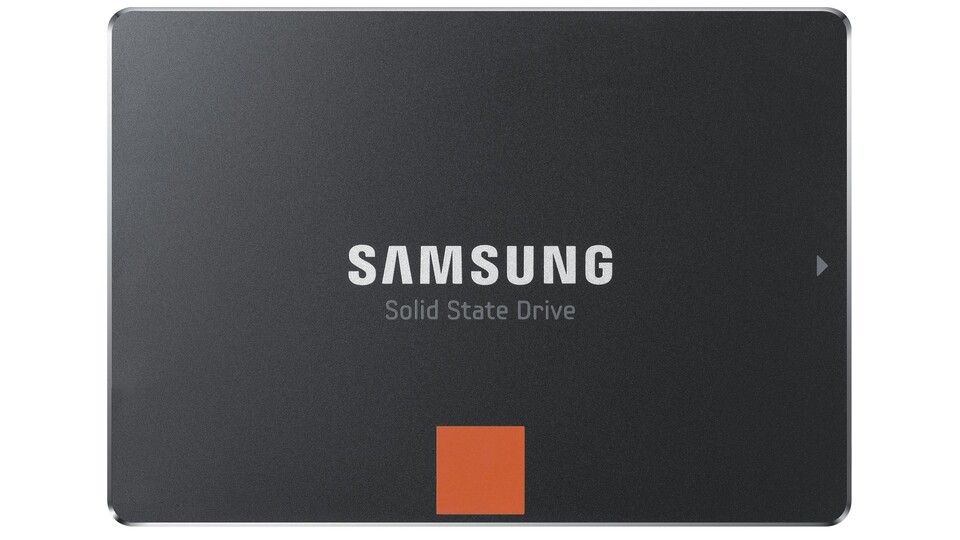 Die Samsung SSD 840 Pro ist Samsungs aktuelle High-End-SSD und setzt gegenüber der günstigeren SSD 840 auf langlebigeren Flash-Speicher. Dazu gibt es fünf statt drei Jahre Herstellergarantie und etwas mehr Speicherkapazität.