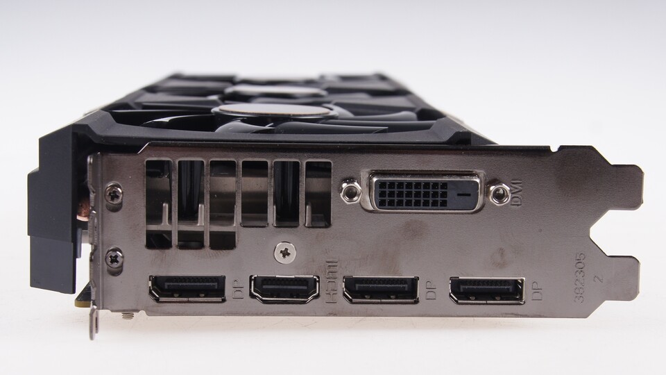Während AMD bei der 390X-Referenz zwei DVI und je einen DP und HDMI-Port angibt, hat sich Sapphire für drei Displayports und nur einen DVI-Steckplatz entschieden.
