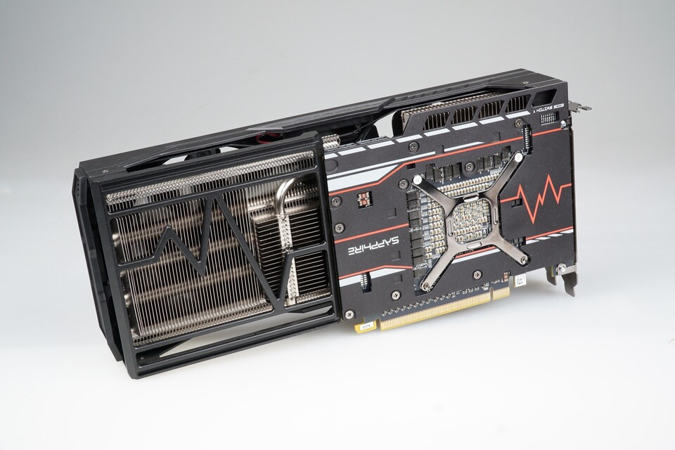 Die Sapphire RX Vega 56 Pulse besitzt eine sehr kurze Platine, die an die 2015 veröffentlichte Radeon R9 Nano erinnert. Der Dual-X-Kühler überragt das PCB mit fast doppelter Länge.
