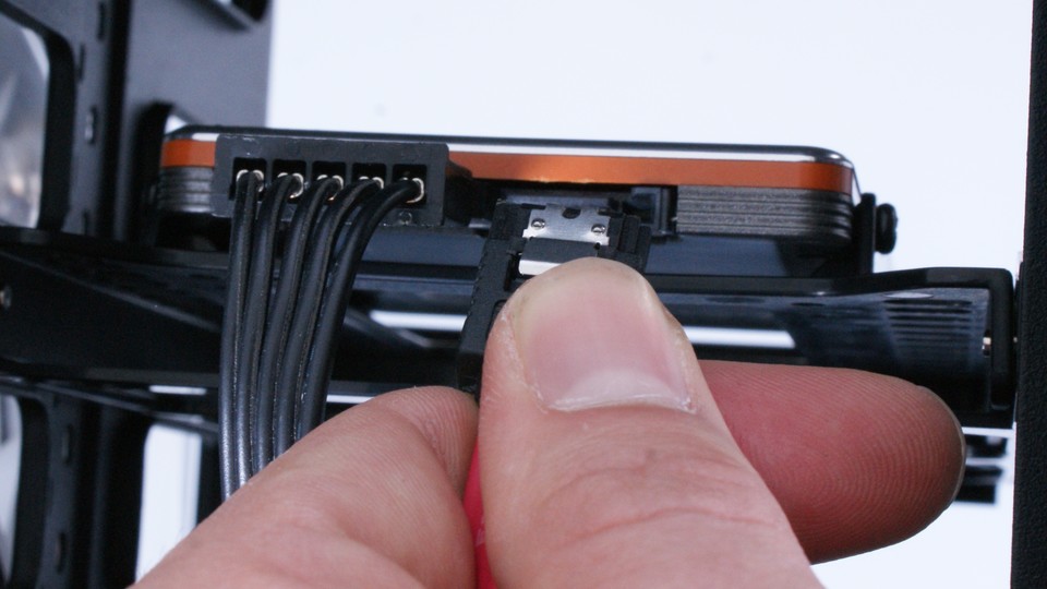 Als nächstes verbinden Sie das SATA-Datenkabel mit der SSD. Auch dieser Stecker kann aufgrund seiner L-Form nicht falsch montiert werden.