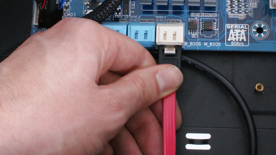 Abschließend verbinden Sie die SSD noch mit einem SATA-Port auf Ihrem Mainboard. Beim nächsten Start sollte das Laufwerk einwandfrei erkannt werden.