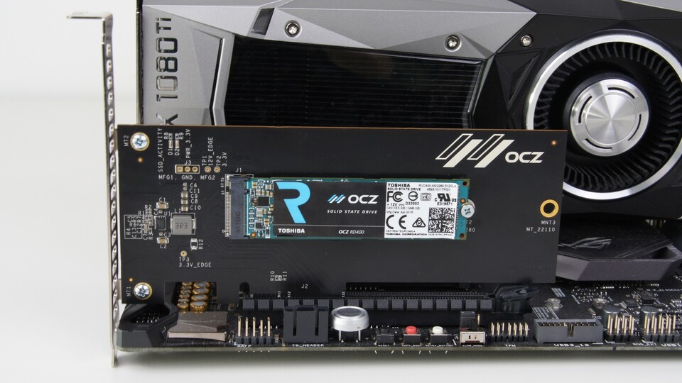 Die Toshiba OCZ RD400 ist auch mit PCIe-Adapterkarte erhältlich. Das ist praktisch, wenn auf dem Mainboard kein M.2-Slot vorhanden/frei ist. Sie findet dann in einem PCIe-x4-Slot Platz.