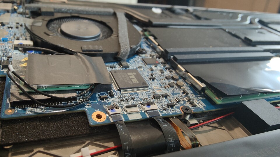 Die Konfiguration des Laptops lässt sich beim Hersteller anpassen, unter der schwarzen Folie rechts stecken beispielsweise 2x 16 GByte DDR5-RAM. Das Gerät ist wartungsfreundlich, ihr könnt also auch selbst Hand anlegen.