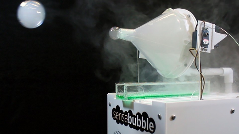 SensaBubble stellt nebelgefüllte Seifenblasen in verschiedenen Größen her.